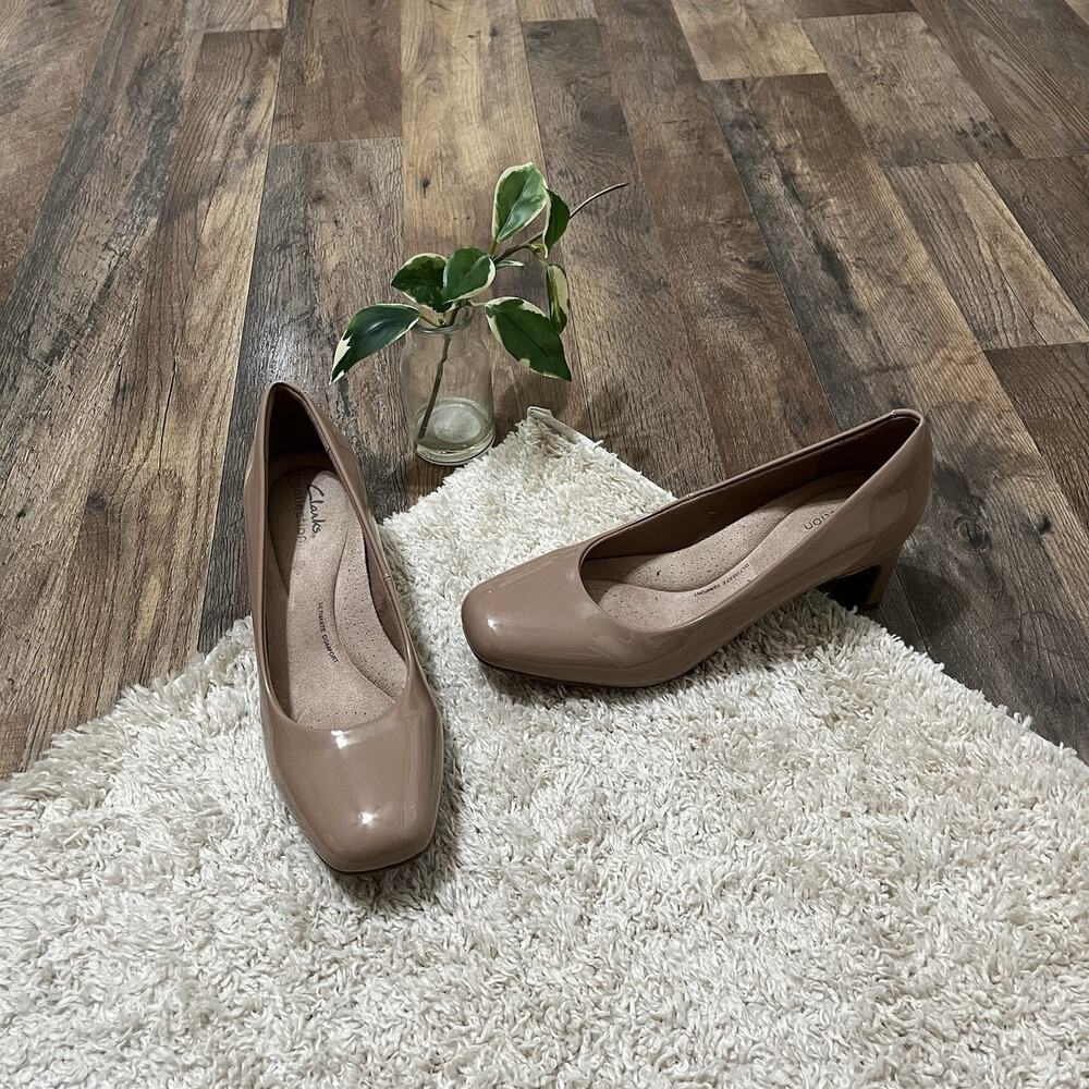 Clarks Size 8 M Beige Patent Leather Square Toe Kyndall Iris Pump Heels